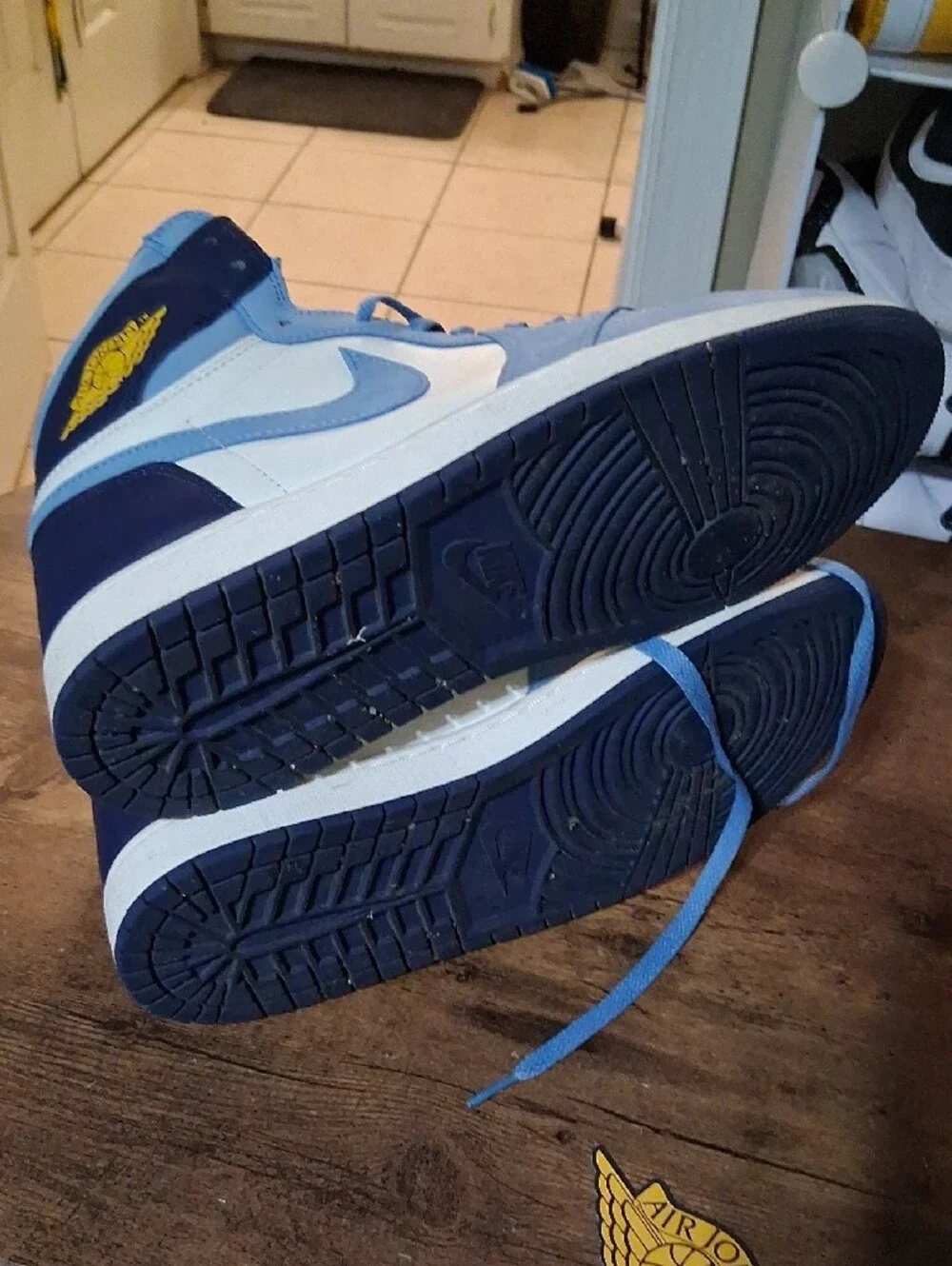 Jordan Air Jordan 1 Mid in White, Light Blue & Navy